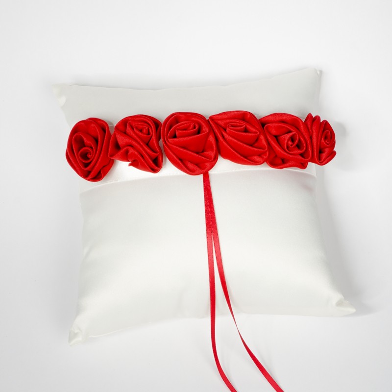 Coussin porte alliances romantique en satin blanc aux roses rouges